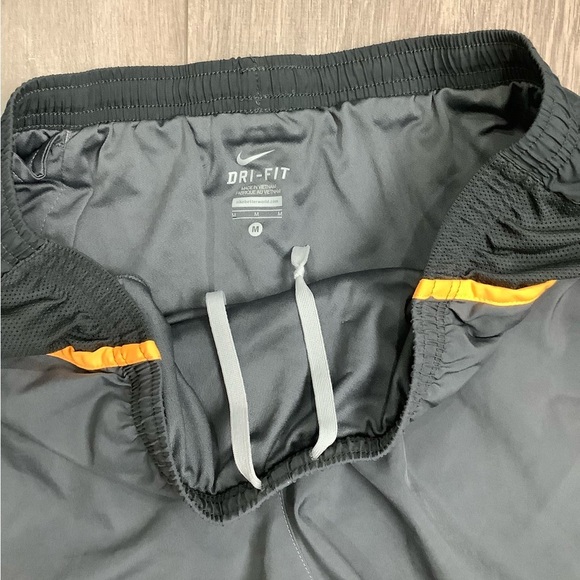 Women's Nike Medium 8 - 10 Shorts Charcoal Athletic Workout Running Lining EUC - Picture 5 of 10